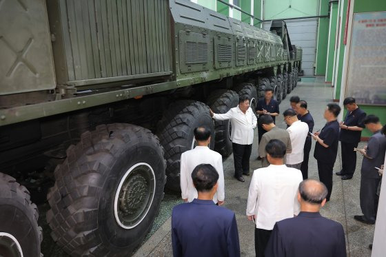 노동신문은 8일 김정은 노동당 총비서가 "제2경제위원회산하 국방공업기업소를 방문하고 무장장비생산실태를 료해(파악)했다"고 보도했다. 뉴스1