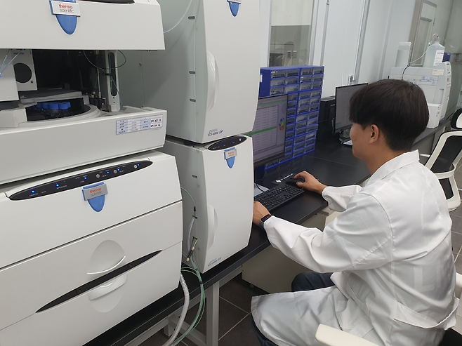김대영 매니저가 음이온 함량 정량 분석을 하고 있다. 군산=윤현주 기자