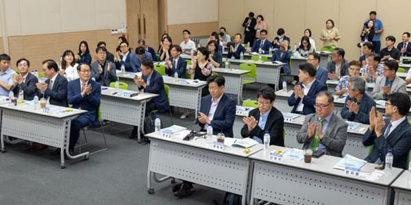 지난 6일 부산 해운대구 벡스코 2전시장에서 열린 ‘제7회 탄소중립 에너지 대전환 포럼’에서 참석자들이 개회를 축하하며 박수를 보내고 있다. 국제신문 한국환경과학회 부산테크노파크 부산연구원 공동주최로 열린 포럼은 ‘기후 리스크, 기술 혁신으로 대응한다’라는 주제로 진행됐다.  이원준 기자