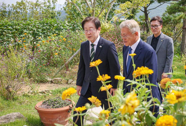 더불어민주당 이재명 대표가 8일 오후 경남 양산 평산마을 문재인 전 대통령 사저에서 문 전 대통령과 대화하고 있다. 뒤쪽은 민주당 김민석 수석최고위원.   더불어민주당 제공