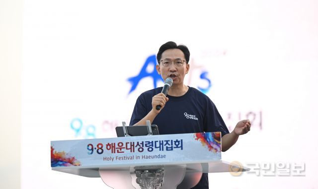 이찬수 분당우리교회 목사와 류정길 제주성안교회 목사가 이날 각각 설교 메시지를 전하는 모습(위에서부터 아래로). 부산=신석현 포토그래퍼