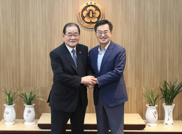 지난달 29일 서울에서 만난 김동연 경기도지사(오른쪽)와 이종찬 광복회장 모습. 경기도 제공