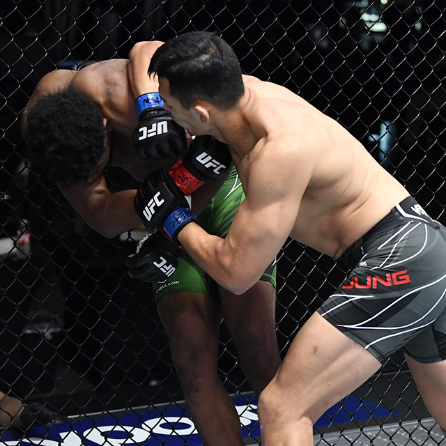케네디 은제추쿠(왼쪽)가 2021년 11월 UFC on ESPN+ 55 라이트헤비급 경기에서 정다운한테 팔꿈치 공격을 허용하고 있다. 사진=TKO