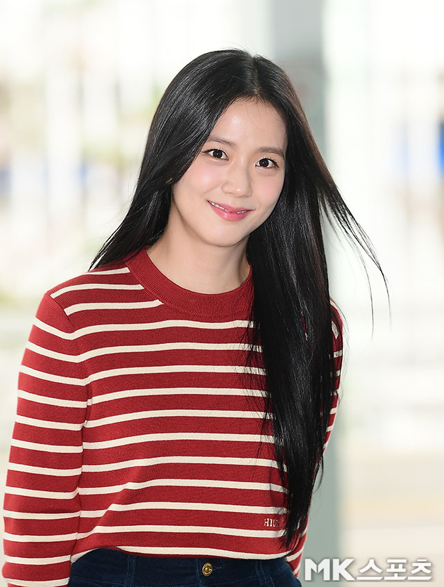 지수는 레드 스트라이프 패턴의 티셔츠를 착용해 특유의 청순하고 러블리한 매력을 한껏 발산했다. 사진=MK스포츠DB