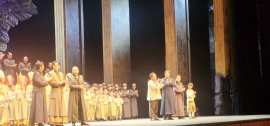 8일 세종문화회관에서 열린 오페라 토스카 공연 후 출연진들이 무대 인사를 하고 있다. 게오르규는 중앙에 서야 했지만 무대에 나오려다 말고 들어가 무대 가운데가 비어 있다. 독자 제공