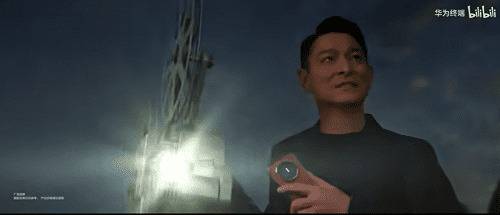 화웨이 2번 접는 폴더블폰 ‘메이트 XT’를 들고 있는 배우 유덕화 [사진, 화웨이]