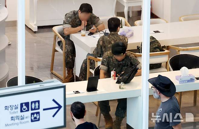 [서울=뉴시스] 추상철 기자 = 서울 용산구 서울역에서 군인들이 국군장병라운지를 이용하고 있다. 2024.08.27. scchoo@newsis.com