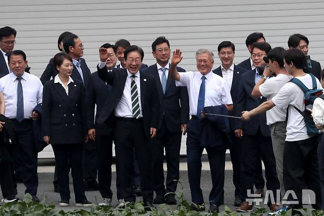 [양산=뉴시스] 차용현 기자 = 8일 오후 경남 양산시 하북면 평산마을을 찾은 더불어민주당 이재명 대표가 대통령 사저 앞에서 문재인 전 대통령과 지지자들에게 손을 흔들고 있다. 2024.09.08. con@newsis.com