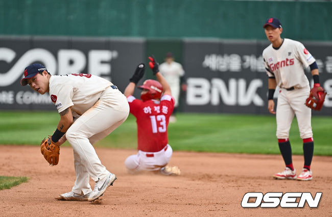 [OSEN=부산, 이석우 기자] 8일 부산 사직야구장에서 2024 신한 SOL 뱅크 KBO 리그 롯데 자이언츠와 SSG 랜더스의 경기가 열렸다. 롯데 자이언츠 고승민이 5회초 1사 1루 SSG 랜더스 고명준의 타구를 놓치고 있다. 2024.09.08 / foto0307@osen.co.kr