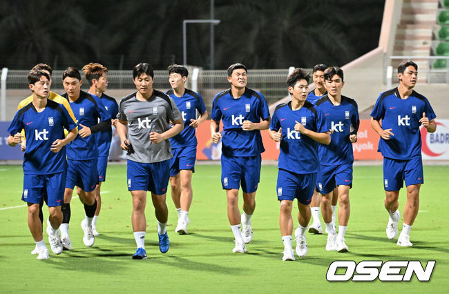 [OSEN=시브(오만) 민경훈 기자] 홍명보 감독이 이끄는 대한민국 축구대표팀 이 7일(현지시간) 오만 알 시브 스타디움에서 훈련을 가졌다.대한민국 축구대표팀은 오는 10일 오만과 2026 국제축구연맹(FIFA) 북중미 월드컵 아시아지역 3차 예선 B조 조별리그 2차전을 갖는다.축구대표팀이 런닝 훈련을 하고 있다. 2024.09.07 / rumi@osen.co.kr