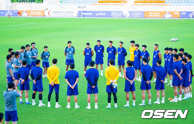 [OSEN=시브(오만) 민경훈 기자] 홍명보 감독이 이끄는 대한민국 축구대표팀 이 7일(현지시간) 오만 알 시브 스타디움에서 훈련을 가졌다.대한민국 축구대표팀은 오는 10일 오만과 2026 국제축구연맹(FIFA) 북중미 월드컵 아시아지역 3차 예선 B조 조별리그 2차전을 갖는다.대표팀이 그라운드 위에서 훈련을 하고 있다. 2024.09.07 / rumi@osen.co.kr