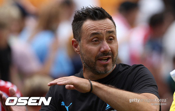 BRADFORD, ENGLAND - AUGUST 3:  Roberto De Zerbi manager of Olympique Marseille during the pre-season friendly match between Sunderland and Olympique Marseille at University of Bradford Stadium on August 3, 2024 in Bradford, England. (Photo by Nigel Roddis/Getty Images)