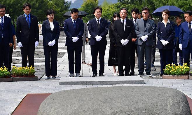 8일 오후 경남 김해시 봉하마을을 찾은 더불어민주당 이재명 대표가 당 지도부와 고 노무현 전 대통령 묘역을 찾아 참배하고 있다. 뉴시스