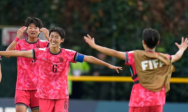 한국 20세 이하(U-20) 여자 축구대표팀이 콜롬비아 보고타 메트로폴리타노 데 테초 경기장에서 열린 2024 국제축구연맹(FIFA) 콜롬비아 U-20 월드컵 D조 최종전에서 독일을 1-0으로 누르는 이변을 연출하며 16강 진출을 확정한 뒤 환호하고 있다. 보고타=AP연합뉴스