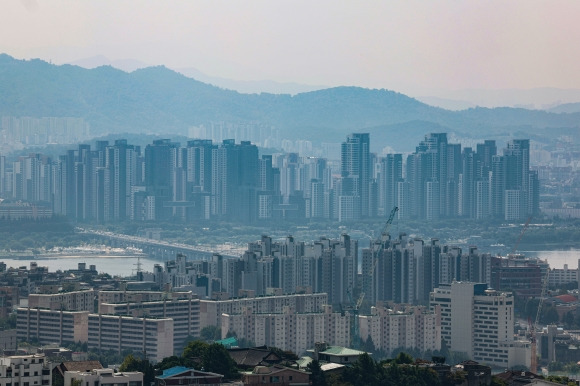 서초·강남구 아파트 매매, 3건 중 1건이 신고가 거래 - 사진은 8일 남산에서 바라본 서초구 일대 아파트. 2024.9.8