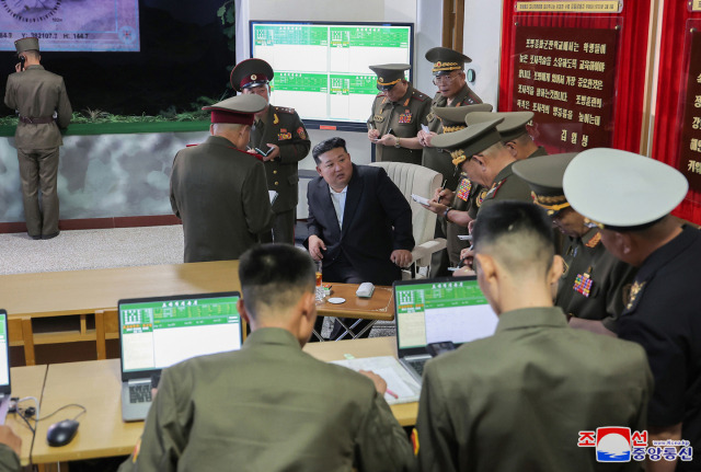 김정은 국무위원장이 6일 포병무력을 육성하는 오진우명칭 포병종합군관학교를 시찰했다고 조선중앙통신이 8일 보도했다./연합뉴스