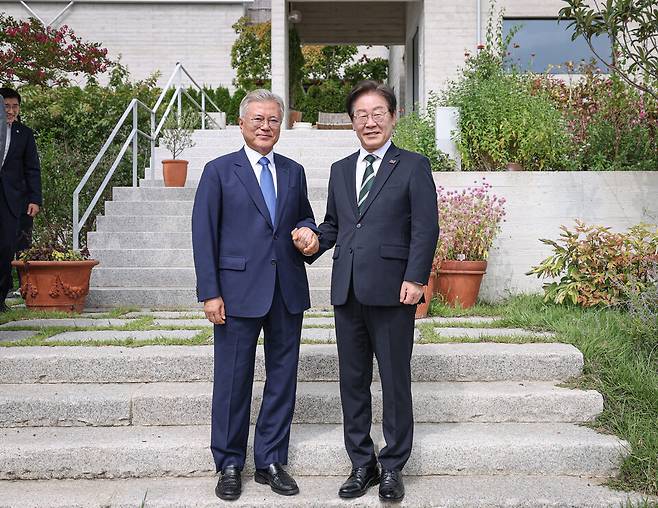 문재인 전 대통령이 8일 오후 경남 양산 평산마을 사저를 예방한 이재명 더불어민주당 대표(오른쪽)와 손을 잡고 기념촬영 하고 있다. ⓒ더불어민주당 제공