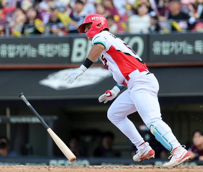 KIA 김도영이 8회말 1사 2루에서 1타점 안타를 때리고 있다. 김도영은 타점 추가로 역대 3번째로 ‘3할-30홈런-100타점-100득점-30도루’를 달성했다.