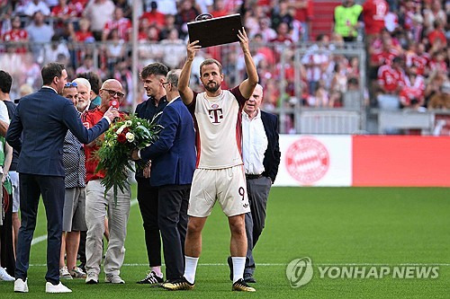 전 소속팀 토트넘에서 손흥민 단짝으로 활약했던 세계적인 공격수 해리 케인이 7일 '우승이라는 정점을 눈앞에 두고 상대에 (트로피를)빼앗길 때마다 너무 괴롭다'고 고백해 눈길을 끌었다. 그간 케인이 무관의 아이콘으로 불린 것은 사실이지만 공식적인 자리에서 이를 대놓고 거론하며 그에 대한 심경을 고백하기는 이번이 처음이다. 케인은 리그컵 2회를 비롯해 프리미어리그와 챔피언스리그에서 각각 한 차례 준우승을 차지했다. 잉글랜드 대표로도 유럽축구선수권대회에서 두 번 준우승에 그쳤다. 연합뉴스