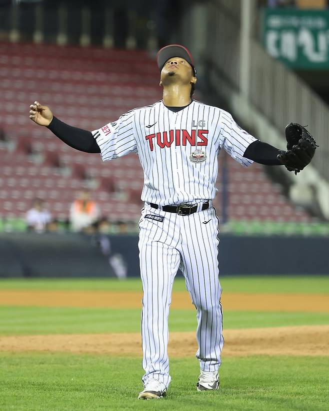 LG 투수 에르난데스는 8일 잠실구장에서 열린 '2024 신한 SOL Bank KBO 리그' 한화와 팀 간 15차전 맞대결에서 선발 등판했다. 제구가 흔들렸지만, 5이닝 2실점을 기록하며 팀 승리에 힘을 보탰다. 동시에 시즌 2승(1패)을 챙겼다. LG 트윈스