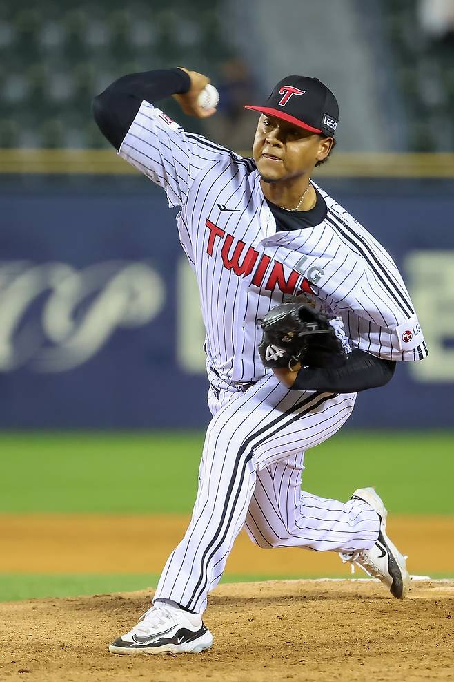 LG 투수 에르난데스는 8일 잠실구장에서 열린 '2024 신한 SOL Bank KBO 리그' 한화와 팀 간 15차전 맞대결에서 선발 등판했다. 제구가 흔들렸지만, 5이닝 2실점을 기록하며 팀 승리에 힘을 보탰다. 동시에 시즌 2승(1패)을 챙겼다. LG 트윈스