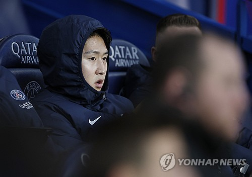 프랑스 매체 알레 파리에 따르면 파리 생제르맹(PSG) 미드필더 워렌 자이르-에메리가 프랑스 대표팀에서 A매치를 뛰다 부상을 입어 PSG 다음 일정을 소화하지 못할 수 있다. 이 경우 이강인 등 몇몇 선수들이 자이르-에메리를 대신해 선발로 나설 수 있다는 주장이 나왔다. 연합뉴스