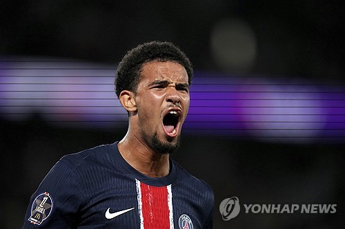 프랑스 매체 알레 파리에 따르면 파리 생제르맹(PSG) 미드필더 워렌 자이르-에메리가 프랑스 대표팀에서 A매치를 뛰다 부상을 입어 PSG 다음 일정을 소화하지 못할 수 있다. 이 경우 이강인 등 몇몇 선수들이 자이르-에메리를 대신해 선발로 나설 수 있다는 주장이 나왔다. 연합뉴스