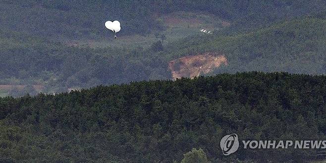 쓰레기 풍선 살포하는 북한 (파주=연합뉴스) 임병식 기자 = 5일 오전 경기도 파주시 오두산 통일전망대에서 바라본 북한 황해북도 개풍군에서 쓰레기 풍선이 떠오르고 있다. 2024.9.5 andphotodo@yna.co.kr