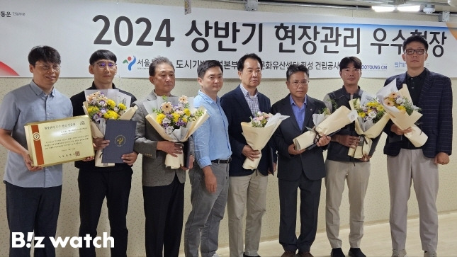 지난 4일 열린 '2024 서울시 현장관리 우수 현장 인증패 수여식'에서 서울시 건축부 왕승찬 과장(왼쪽에서 4번째)과 CJ대한통운 관계자들이 기념 촬영을 하고 있다./자료=CJ대한통운 건설부문 제공