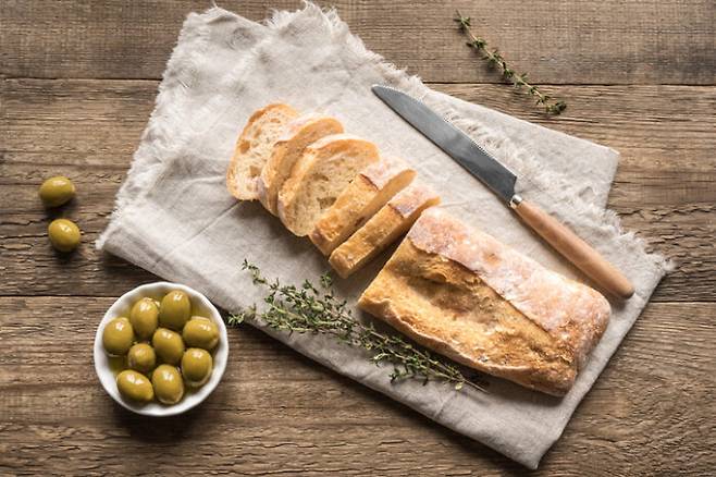 식전 빵은 식욕을 자극하는 등 효과가 있지만 과다 섭취 시 혈당을 급격히 올릴 수 있어 주의해야 한다. [사진=게티이미지뱅크]