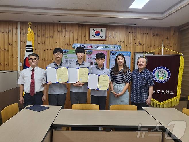 중학교 독서토론 한마당대회에서 대상을 수상한 고재헌, 한동수, 현준원 학생과 최은진 지도교사.(서귀포중 제공)