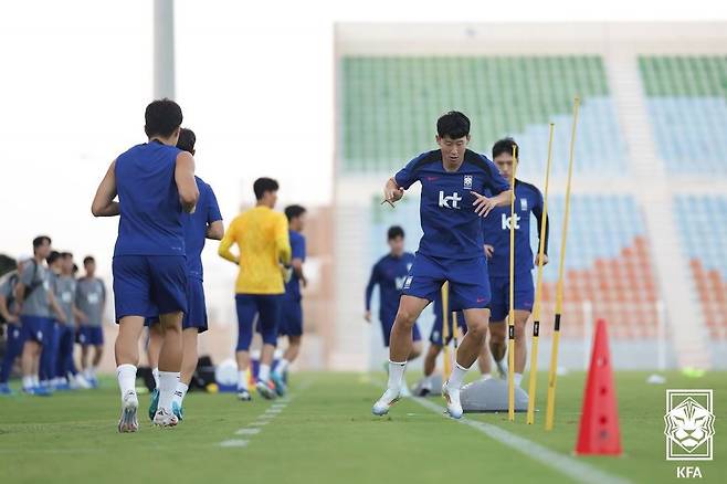 홍명보 감독이 이끄는 축구 대표팀이 8일(현지시간) 오만 무스카트 인근 알시브 스타디움에서 훈련을 진행했다. (대한축구협회 제공)