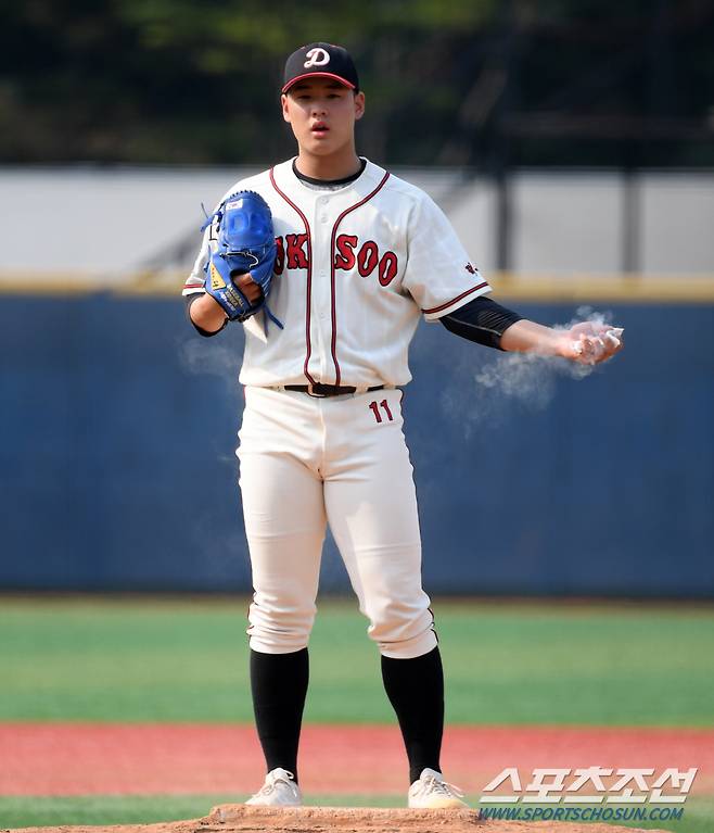 제79회 청룡기 전국고교야구선수권 대회 광주제일고와 덕수고의 경기가 13일 서울목동야구장에서 열렸다. 덕수고 정현우가 숨을 고르고 있다. 목동=박재만 기자pjm@sportschosun.com/2024.07.13/