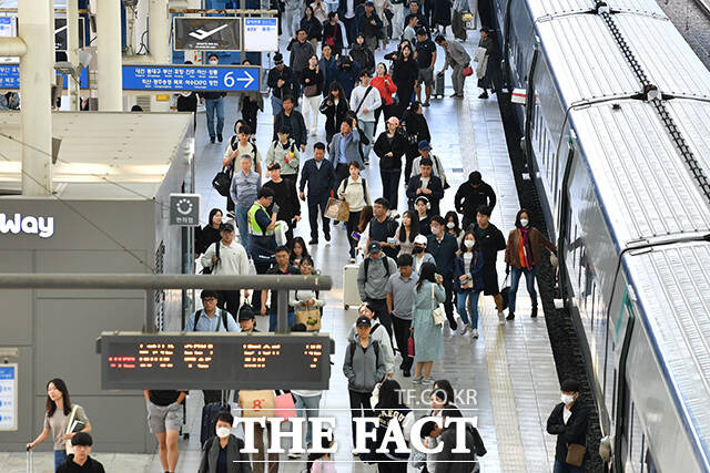 올 추석 연휴 마지막 이틀간 서울 지하철·버스 막차가 새벽 2시까지 연장된다. 추석 연휴 닷새째이자 임시공휴일인 2023년 10월 2일 오전 서울 용산구 서울역 승강장이 귀경객들로 북적이고 있다. /박헌우 기자