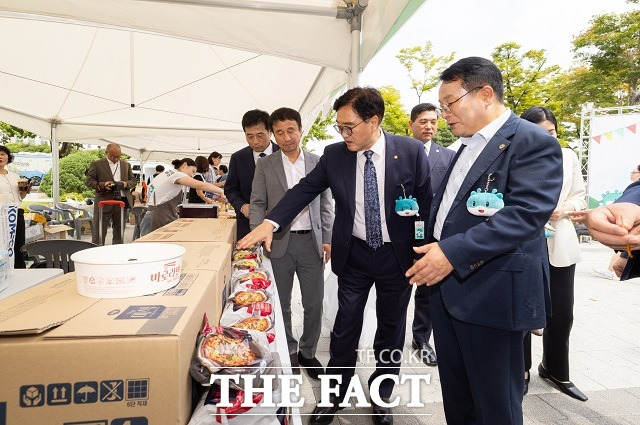 익산시는 다가오는 추석을 맞아 9일 국회 소통관 앞마당에서 '익산시 농·특산물 국회 홍보전'을 성황리에 개최했다./익산시