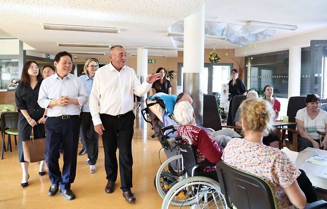 박완수 경남도지사가 체코 남모라비아주 브르노시 치매전문요양시설 프란티슈카 요양원에서 안토닌 지즈드니 시설장의 안내를 받으며 시설을 둘러보고 있다. [사진제공=경남도청]