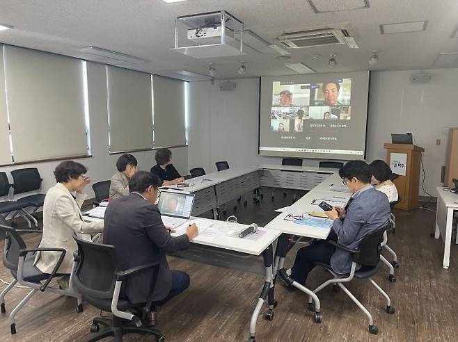 지난 4일 경기도의료원 파주병원·메디인병원·무척조은병원·문산중앙병원 관내 4개 응급의료기관 관계자와 파주소방서, 파주시 의사협회 등이 참석한 가운데 지역응급의료협의체 회의를 열고 있다. ＜사진 제공=파주시＞