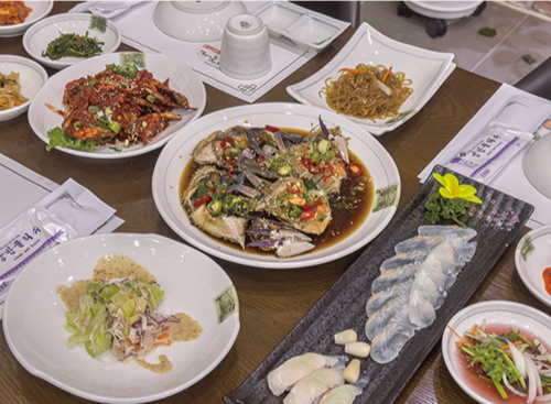 푸짐한 꽃게장 정식 한 상에 마음이 넉넉해진다.