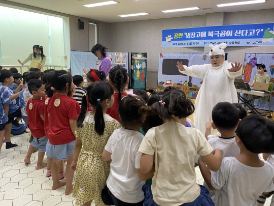 논산시가 지난 6일부터 7일까지 2일간 연무도서관에서 진행한 '독서의 달 행사'를 성황리에 개최했다고 9일 밝혔다. 논산시 제공