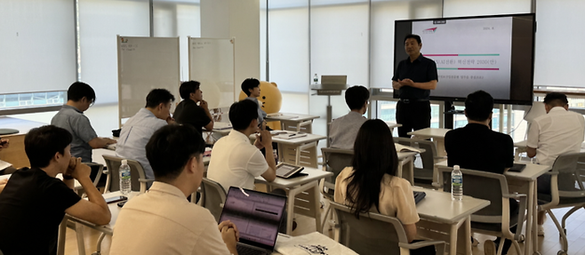 김태열 부산정보산업진흥원장과 임직원들이 '부산 AX 추진 로드맵' 수립과 추진 전략을 논의하고 있다.