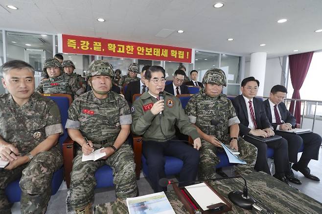 김용현 국방부 장관이 9일 최전방 관측소(OP)에서 작전대비태세를 보고 받고 있다. 사진=국방부 제공