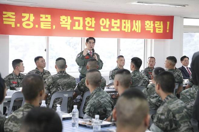 김용현 국방부장관이 9일 해병2사단을 찾아 병영식당에서 해병대 장병들과 함께 식사를하고 장병들을 격려하고 있다. 사진=국방부 제공