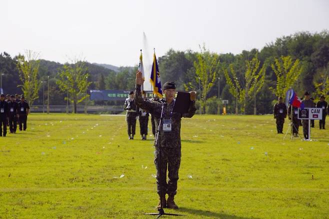 9일 경기도 이천 비호여단에서 열린 '제1회 국방부장관배 국제 저격수 경연대회' 개회식에서 2작전사령부 황하송 상사가 각국 참가 장병들을 대표해 공정히 경기에 임할 것을 선서하고 있다. 사진=육군 제공