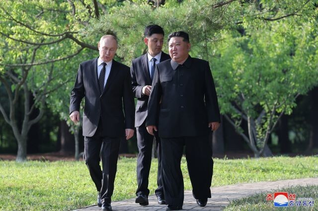 김정은 조선노동당 총비서 겸 국무위원장과 블라디미르 푸틴 러시아 대통령이 지난 6월19일 평양 금수산영빈관에서 정상회담 도중 산책을 하고 있다. 조선중앙통신 연합뉴스