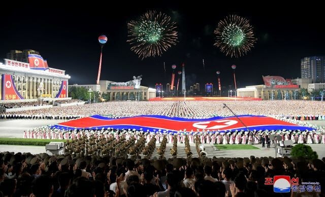 8일 밤 평양 김일성광장에서 ‘조선민주주의인민공화국 창건 76돌 경축집회 및 야회’가 열렸으며 김덕훈 내각총리가 연설을 했다고 노동신문이 1면에 보도했다. 조선중앙통신 연합뉴스