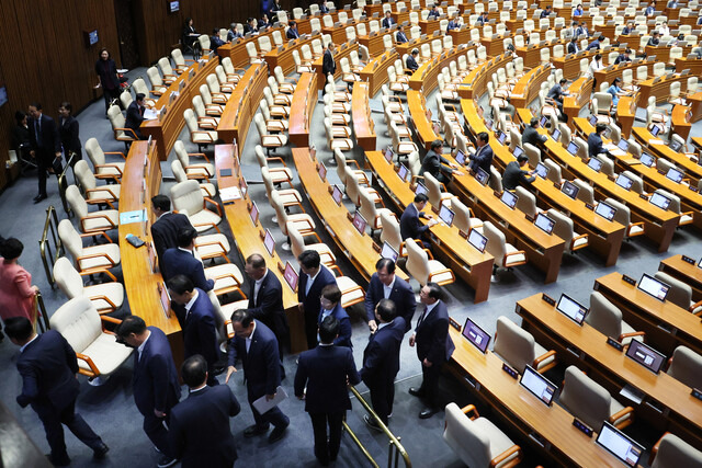 9일 오후 국회 본회의에서 서영교 더불어민주당 의원의 대정부질문이 시작되자 국민의힘 의원들이 본회의장에서 나가고 있다. 연합뉴스