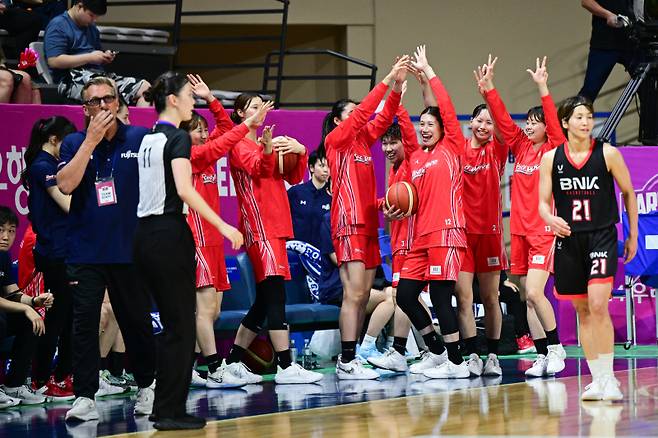 7일 아산이순신체육관에서 열린 후지쯔와 BNK의 2024 우리은행 박신자컵 4강전. 환호하는 후지쯔 선수단. 사진=WKBL