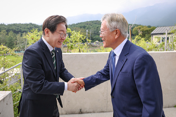 이재명 더불어민주당 대표와 문재인 전 대통령이 8일 경남 양산시 하북면 평산마을 문 전 대통령 사저에서 악수를 하고 있다. (사진=더불어민주당 제공) 2024.09.08. [사진=뉴시스]