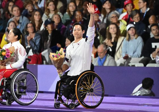 9일(한국시간) 스타드 드 프랑스에서 열린 2024 파리 패럴림픽 폐회식. IPC 선수위원으로 선출된 원유민이 손을 흔드는 모습. 사진 대한장애인체육회