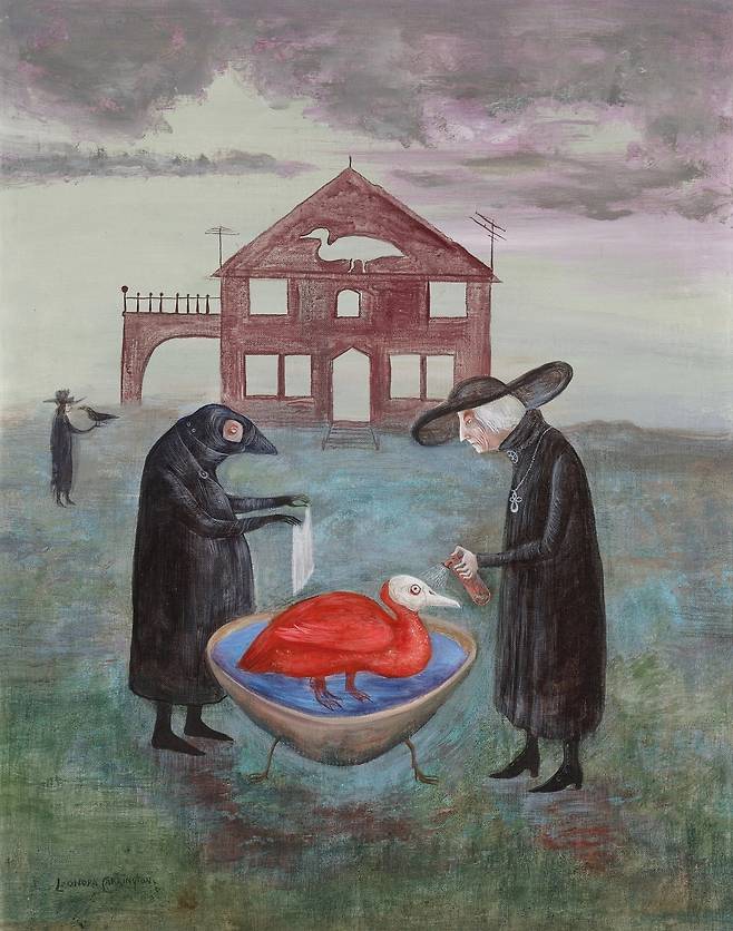 레오노라 캐링턴의 'Bird Bath II' © 2024 Estate of Leonora Carrington /Artists Rights Society (ARS), New York